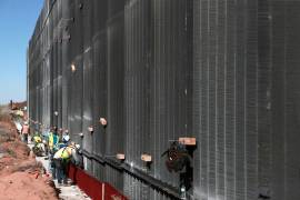 Obreros estadounidenses construyen un muro fronterizo, entre El Paso en Texas y Ciudad Juárez, Chihuahua México.