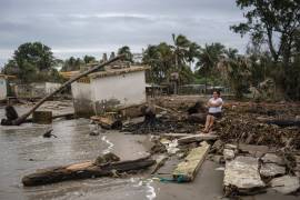Guadalupe Cobos sentada entre escombros causados por las inundaciones provocadas por el aumento del nivel del mar en el Golfo de México, en su comunidad costera de El Bosque, en el estado de Tabasco, México.