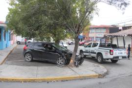 Elementos de Tránsito Municipal acudieron al lugar para tomar conocimiento del accidente y deslindar responsabilidades.