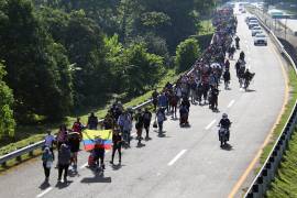 Migrantes caminan en caravana en el municipio de Huixtla, Chiapas rumbo a la frontera de México con Estados Unidos.