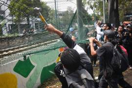 Presuntos miembros del bloque negro obstaculizan vías del Tren Ligero durante protesta