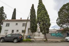 El poste inclinado ubicado sobre la calle Aldama, cerca de la BENC, continúa visible para peatones y automovilistas que transitan diariamente por la zona.