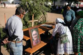 Indígenas rarámuri preparan una mesa para ofrendas con una fotografía del jesuita asesinado el padre Javier Campos para una ceremonia sagrada llamada Yúmari para pedir lluvia y buenas cosechas.