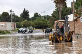Las lluvias dejaron al menos ocho familias incomunicadas en el sector norte de Saltillo, donde el nivel del agua bloqueó vialidades y accesos a viviendas.