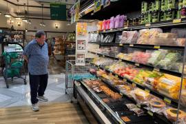 Un cliente realiza sus compras en un supermercado de Arlington Heights, Illinois, el lunes 6 de julio de 2026.