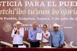 El gobernador de Sonora Alfonso Durazo (i); AMLOr (2-i); la electa presidenta, Claudia Sheinbaum (2-d), y el gobernador Tradicional de Vicam Pueblo, Joaquín Cota Buitimea, en la Ciudad de Heermosillo, Sonora.