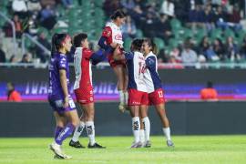 Carolina Jaramillo y Adriana Iturbide lideran la ofensiva rojiblanca en el 8-0 sobre Mazatlán.