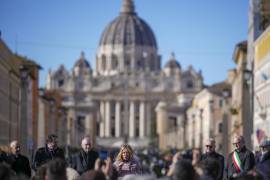 La primera ministra italiana Giorgia Meloni, al centro, en frente de la Basílica de San Pedro, en Roma, el 23 de diciembre del 2024.