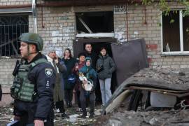 En la provincia de Zaporiyia, en el sur del país, residentes reaccionan a los ataques que causaron 17 heridos, entre los que había una niña de dos años, explicaron las autoridades regionales. FOTO: