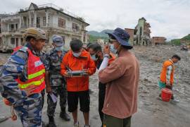 La policía y los equipos de rescate utilizan un dron para evaluar la situación sobre el terreno tras las inundaciones repentinas en Devighat, en el distrito nepalí de Nuwakot, el sábado 29 de agosto de 2026.