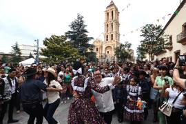 La callejoneada inaugural recorrió el Centro Histórico de Saltillo y reunió a decenas de familias que se sumaron al arranque del FINA 2026.