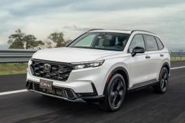 El Honda CR-V 2026 mantiene su diseño, pero eleva la seguridad con Honda Sensing de serie en toda la gama.