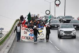 Manifestantes muestran carteles y documentos con sus demandas laborales acumuladas desde hace tres años.