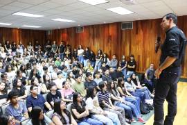 Pimentel felicitó a los alumnos por aprobar el examen de admisión y obtener un lugar en la Universidad Autónoma de Coahuila.