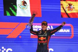 El piloto de Red Bull, Sergio Pérez celebra su triunfo en el GP de Arabia Saudita llevado a cabo en el circuito de Yeda este domingo.