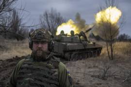 Un militar ucraniano observa a la cámara mientras un vehículo de artillería autopropulsado dispara contra posiciones rusas desde la región de Donetsk, Ucrania,.