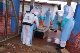 Trabajadores de la salud desinfectan el féretro de una víctima del ébola en el Hospital General en Ituri, República Democrática del Congo, el 22 de julio del 2026.