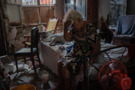 Margarita Salazar, de 82 años, se limpia el sudor con un pañuelo dentro de su casa en medio de un intenso calor en Veracruz, México.
