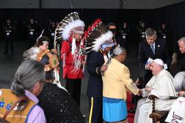 Papa Francisco conoce a miembros de una comunidad indígena durante su bienvenida en el Aeropuerto Internacional de Edmonton en Alberta, Canadá.