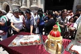 Fieles forman filas para recibir cupcakes durante la convivencia por el 135 aniversario de la Diócesis de Saltillo en el atrio de la Catedral de Santiago.