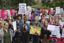 Manifestantes protestan frente a la embajada estadounidense en Londres, en contra la decisión de eliminar el derecho constitucional al aborto en Estados Unidos.