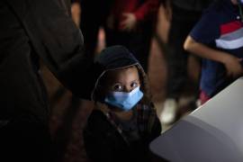 Un menor no acompañado levanta la vista mientras espera responder a las preguntas de un agente de la Patrulla Fronteriza en un centro de recepción, el 24 de marzo de 2021, en Roma, Texas.