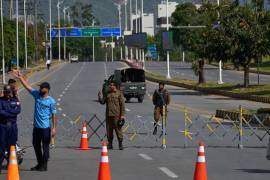 Policías montan guardia en un control de carretera antes de la segunda ronda de negociaciones entre EU e Irán en Islamabad, Pakistán, el martes 21 de abril de 2026.