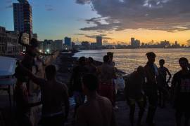 La gente observa la puesta de sol desde el Malecón durante un apagón en La Habana, el lunes 16 de marzo de 2026.