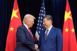 El presidente estadounidense Donald Trump, izquierda, saluda a su homólogo chino Xi Jinping antes de su reunión, en el Aeropuerto Internacional de Gimhae en Busan, Corea del Sur.