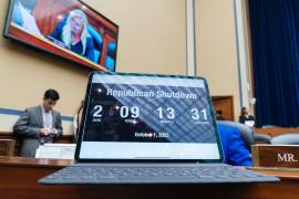 Una laptop muestra una cuenta regresiva sobre el tiempo que queda antes del cierre del gobierno en una sala del Congreso, en Washington.