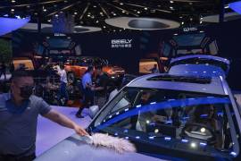 Visitantes sentados en un vehículo en la exhibición del Grupo Geely en Auto Shanghai 2025. La feroz competencia está generando un auge de la innovación.