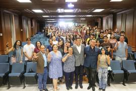 Autoridades universitarias, docentes y estudiantes participaron en la ceremonia por el 39 aniversario de la Facultad de Ciencias Físico-Matemáticas.