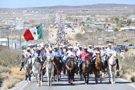 El alcalde Carlos Villarreal encabezó la cabalgata del Ejido El Oro, acompañado por cerca de 500 jinetes, como parte de los festejos por el 91 aniversario de la comunidad.