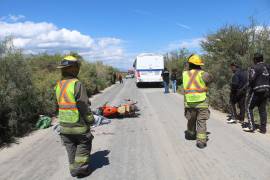 Personal de emergencias acudió de inmediato al lugar del accidente en la carretera Derramadero-General Cepeda, donde se confirmó la muerte de un joven motociclista.