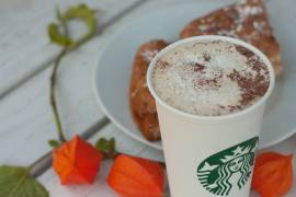 Creado en 2003 tras meses de ensayos en Seattle, el Pumpkin Spice Latte de Starbucks abrió un mercado millonario que hoy concentra cerca del 70 % de sus ventas anuales en una estricta ventana de tres meses.