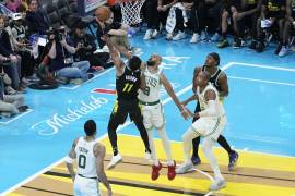 Bruce Brown, de los Pacers de Indiana, dispara ante el intento de bloqueo de Derrick White (9), de los Celtics de Boston, durante la segunda mitad del juego del torneo In-Season.