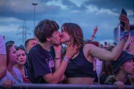 Una pareja disfruta de un concierto en el Festival Atlas en Kiev, Ucrania, el domingo 21 de julio de 2024.