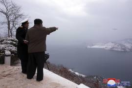El líder norcoreano Kim Jong Un, a la derecha, inspecciona un disparo de prueba del Pulhwasal-3-31 en Corea del Norte