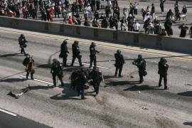 La policía se enfrenta a manifestantes que bloquearon la autopista 101 en Los Ángeles. Fotografías, videos y textos engañosos se han difundido ampliamente en redes sociales a medida que se desarrollan las protestas.