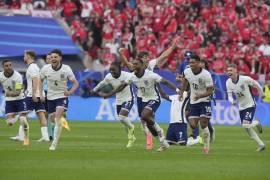 Los jugadores de Inglaterra festejan tras ganar en la tanda de penaltis y asegurar su lugar en las Semifinales de la Eurocopa 2024.
