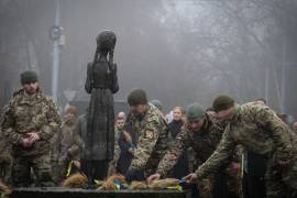 Soldados ucranianos rinden homenaje en un monumento a las víctimas del Holodomor, la Gran Hambruna, que mató a millones en la década de 1930, en Kiev, Ucrania