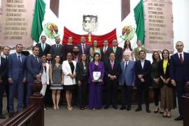 La figura del “maestro sombra” se propone como esencial para la integración de estudiantes con discapacidad en aulas regulares, promoviendo su rendimiento académico y social.