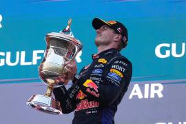 Max Verstappen conquistó el GP de Bahréin en Malasia y volvió a ganar en F1 tras 301 días, mientras Checo Pérez terminó 19 en Sepang.