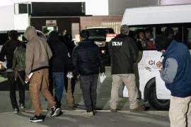 Personal de Bienestar recibe a migrantes repatriados en el Centro Migrante de San Juan de Sabinas, donde se brinda atención integral.