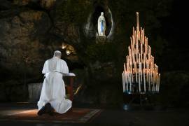 En esta imagen publicada por Vatican Media, el papa León XIV reza en la Cueva de las Apariciones de Massabielle, en Lourdes, Francia, el sábado 26 de septiembre de 2026.