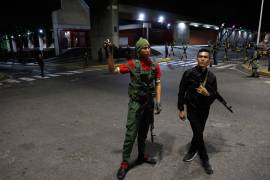 Miembros de la guardia presidencial aguardan afuera del palacio de Miraflores tras explosiones.