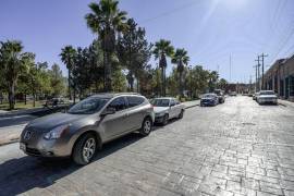 Las banquetas en la calle General Cepeda, tras ser reconstruidas, presentan ajustes en niveles y drenajes, lo que retrasa la entrega de la vialidad.