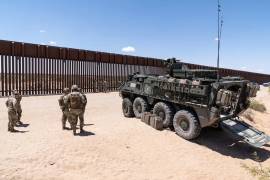 Fotografía del 8 de mayo del 2025 de integrantes del Ejército de los Estados Unidos, del área de Defensa Nacional, patrullando la frontera con México en el Área de Defensa Nacional, en Nuevo México.