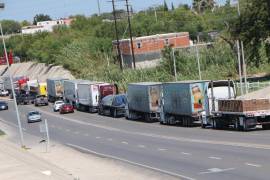 Exhaustiva revisión de transporte de carga en Eagle Pass, Texas, provoca filas de hasta 10 kilómetros en Piedras Negras.