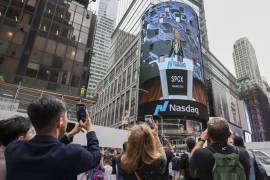Vista de una pantalla en Nueva York que registra la salida oficial de la empresa SpaceX, propiedad de Elon Musk, este 12 de junio de 2026, al índice Nasdaq de la bolsa de Wall Street.